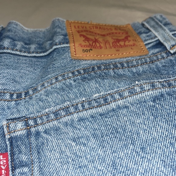 LEVI’S Women’s Embroidery Jean Short - Picture 3 of 4